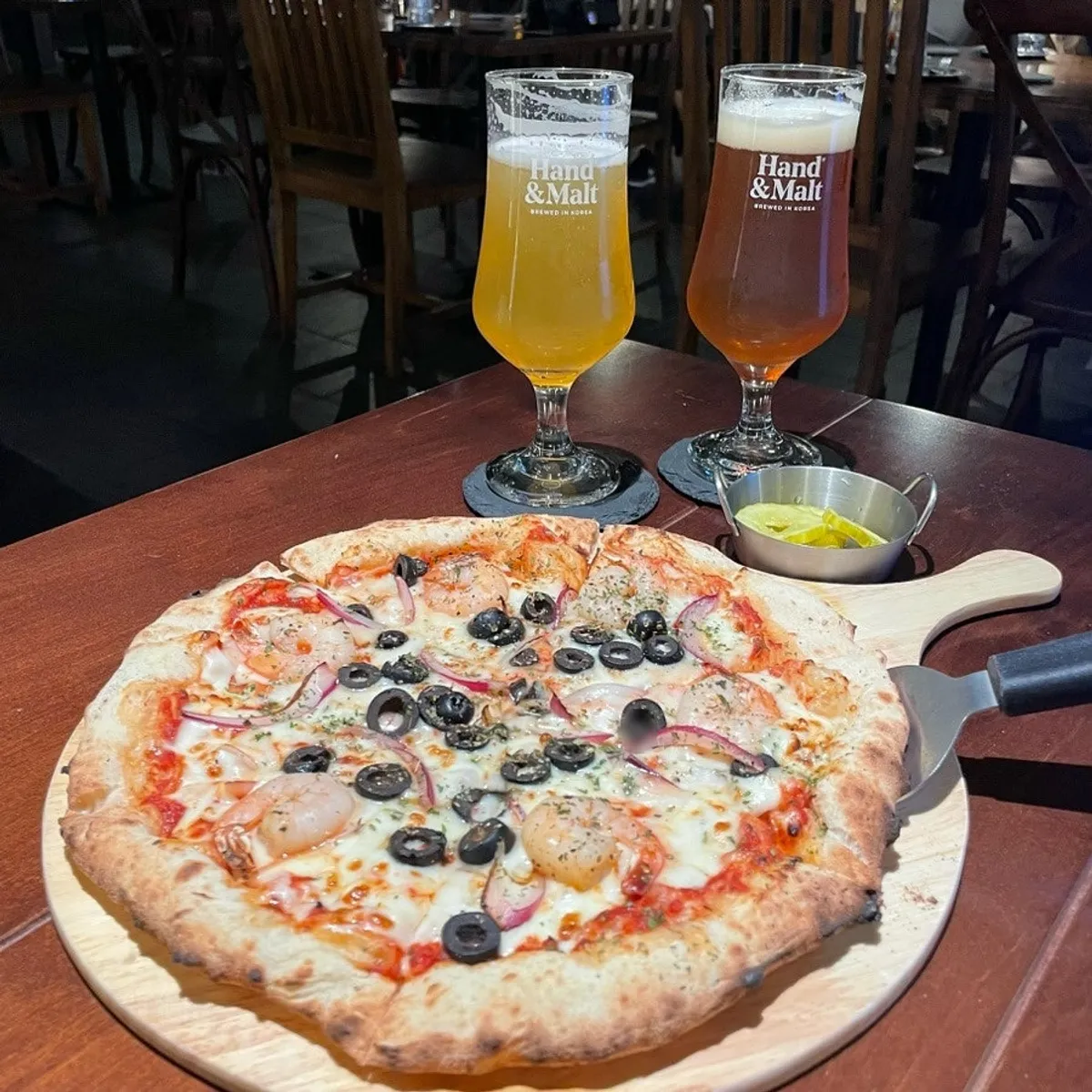 Craft beer and seafood pizza at Sudowonui Bimil Jeojanggo near Jongak Station