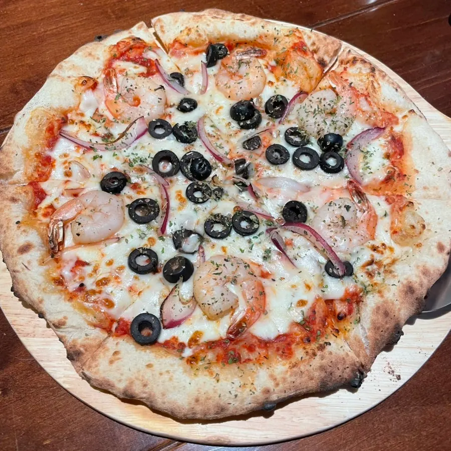 A whole Seonghae's seafood pizza