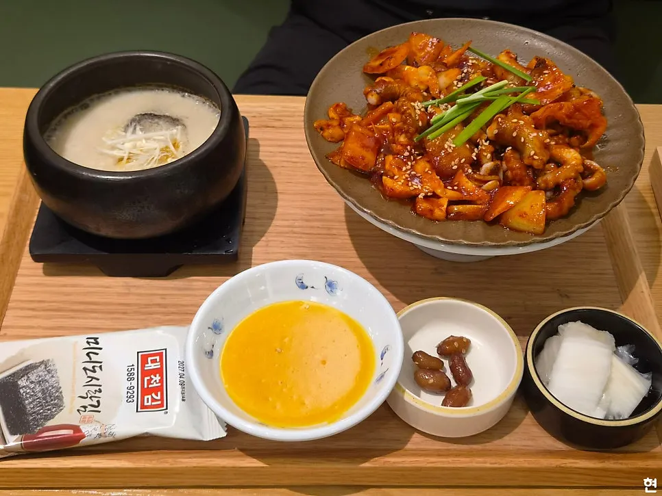 버섯들깨탕정식과 낙지볶음정식 한 상