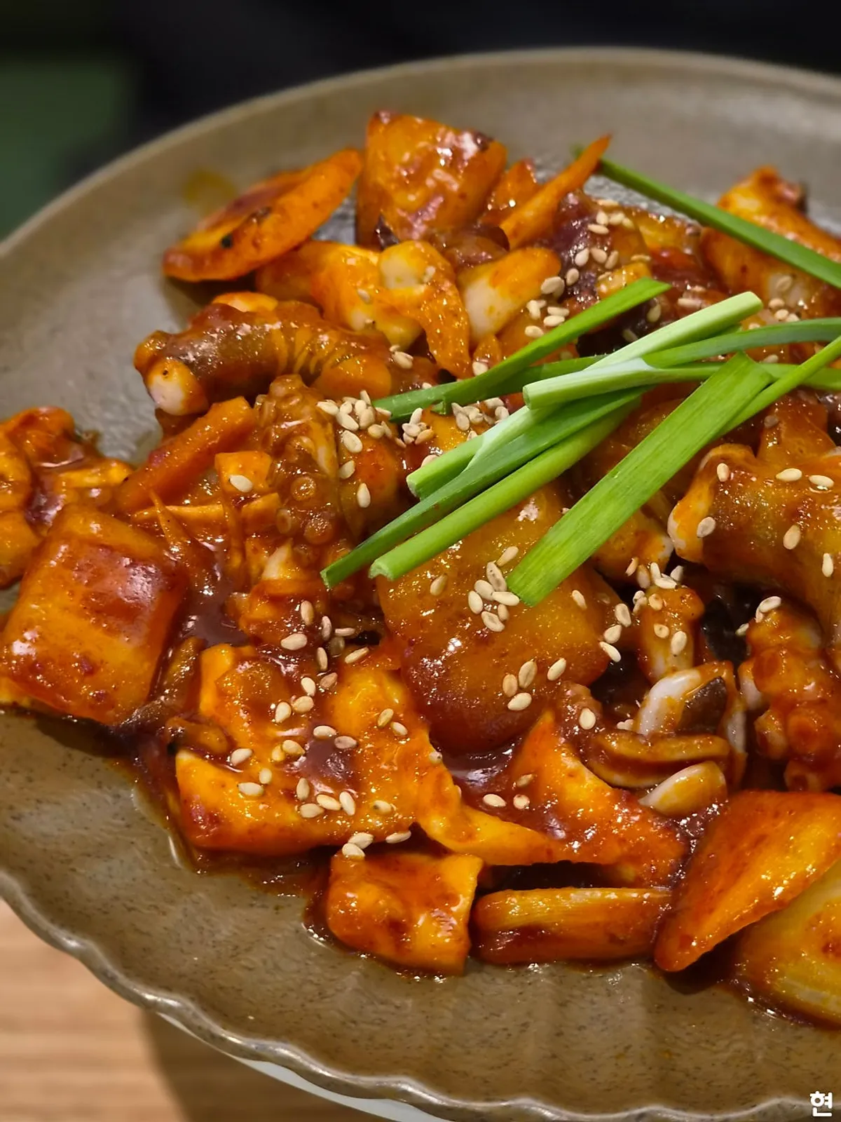 빨간 양념에 통통한 낙지가 든 낙지볶음
