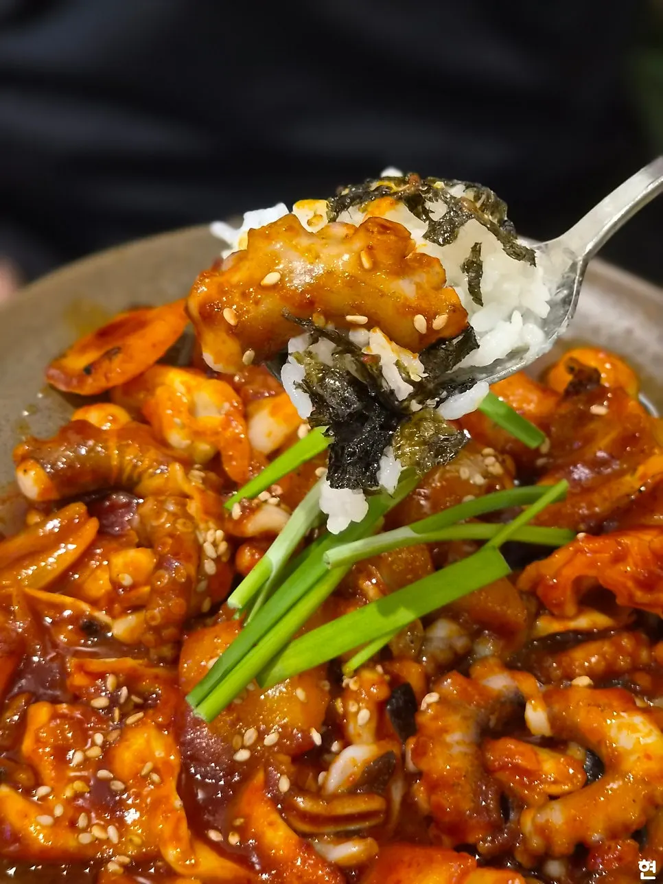 접시 아래 깔린 야채와 김가루 올린 밥