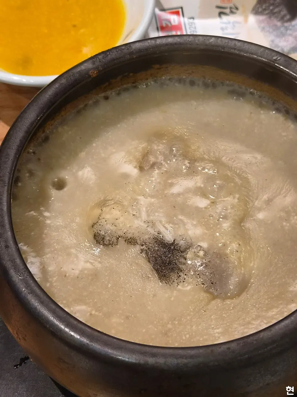 테이블에 비치된 참기름과 낙지볶음
