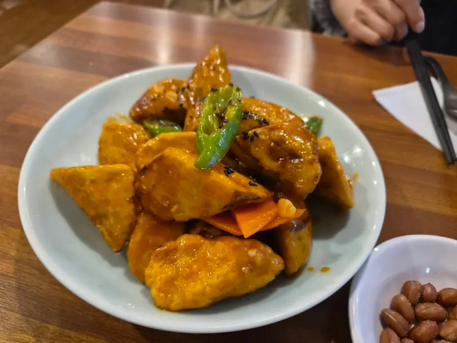 단짠 소스에 버무려진 가지튀김