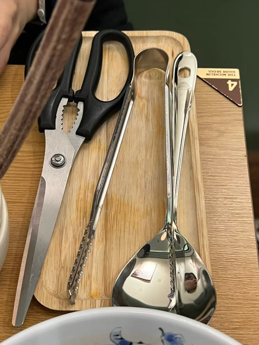 Scissors and tongs for cutting the octopus