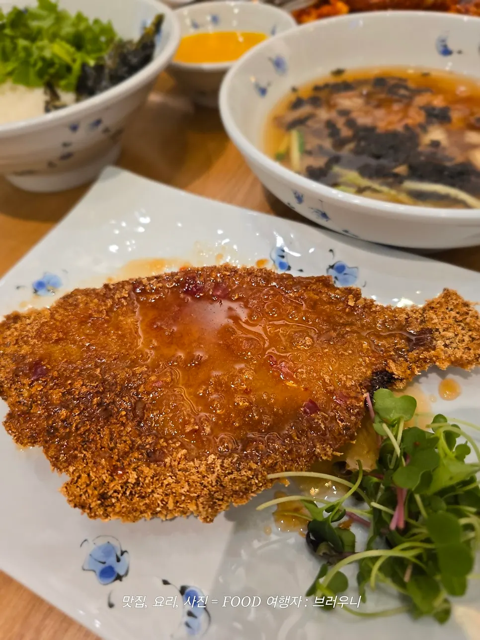통낙지볶음과 함께 차려진 한상차림