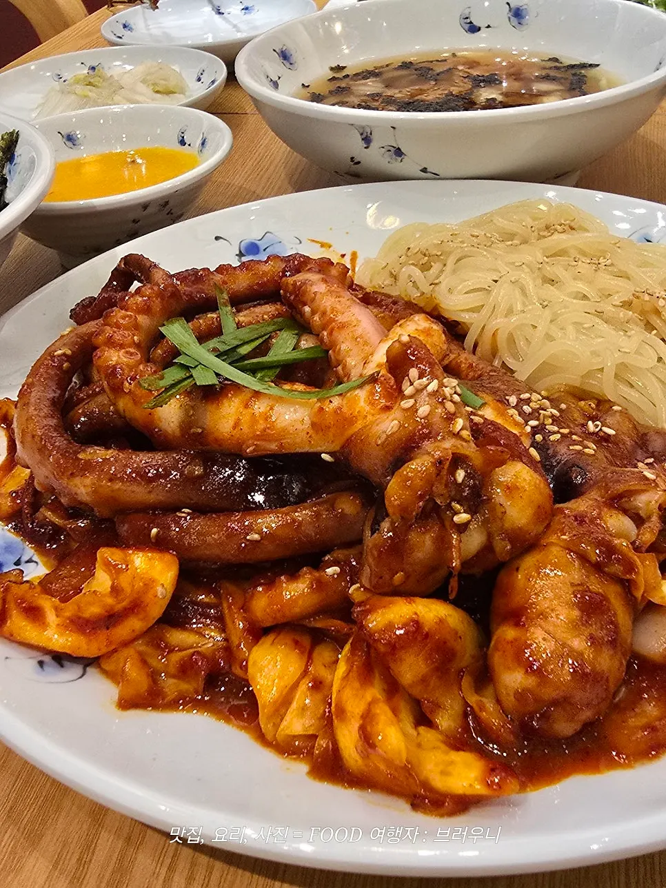 매콤한 양념의 통낙지볶음 클로즈업