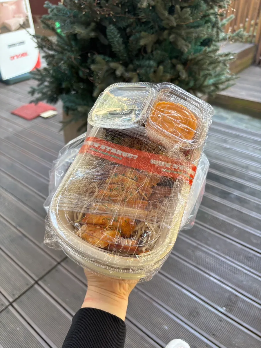 랩으로 봉해진 프로틴박스 포장 용기