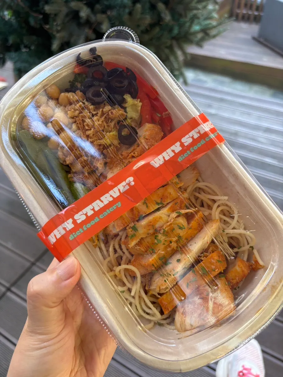 뚜껑을 연 치킨 파스타 프로틴박스