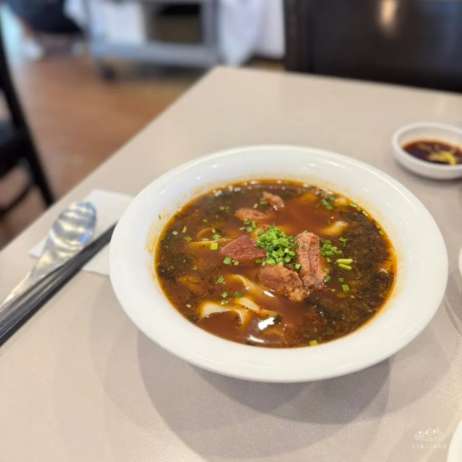 A bowl of the signature uyuk dosakmyeon