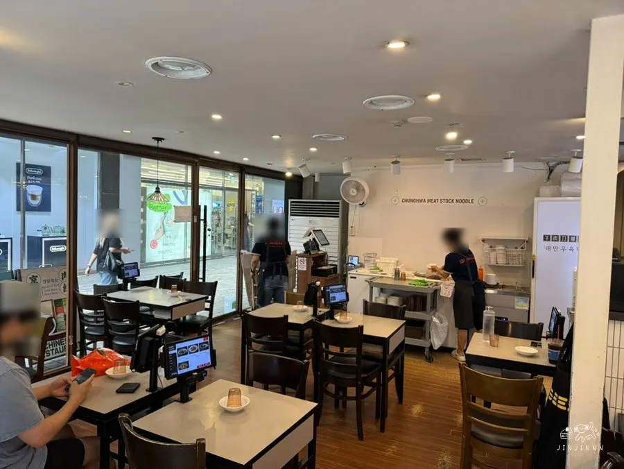 Interior atmosphere of the Gwanghwamun Chinese restaurant Cheonghwa Uyuk Dosakmyeon