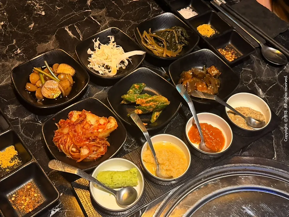 Basic side dish spread at Yukrab Jongno