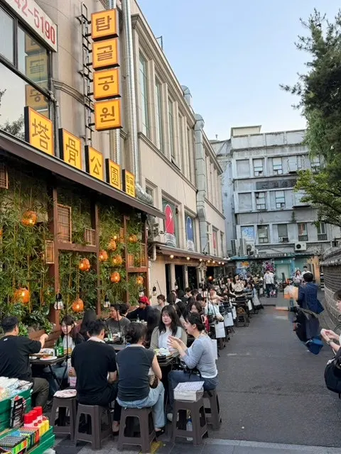 세로로 크게 적힌 탑골공원 간판