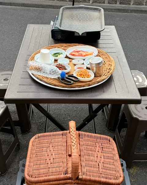 라탄 바구니에 담겨 나온 기본찬 한 상