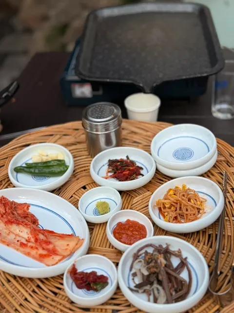 김치와 고사리, 콩나물 등 냉삼용 기본찬