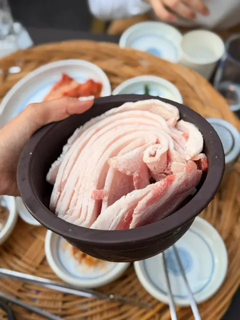 접시에 돌돌 겹쳐 담긴 급냉 삼겹살 1인분