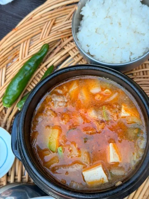 추가로 주문한 차돌된장찌개 한 뚝배기