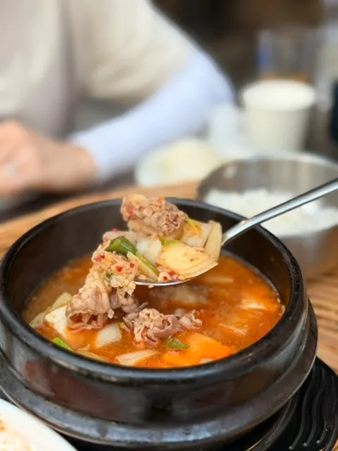두부와 채소가 넉넉한 차돌된장찌개 클로즈업
