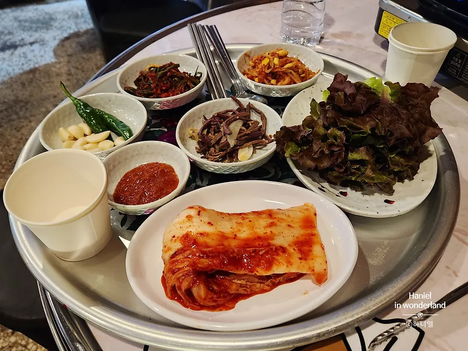 Menu board for quick-frozen pork belly and hanwoo dishes at Chowon Restaurant