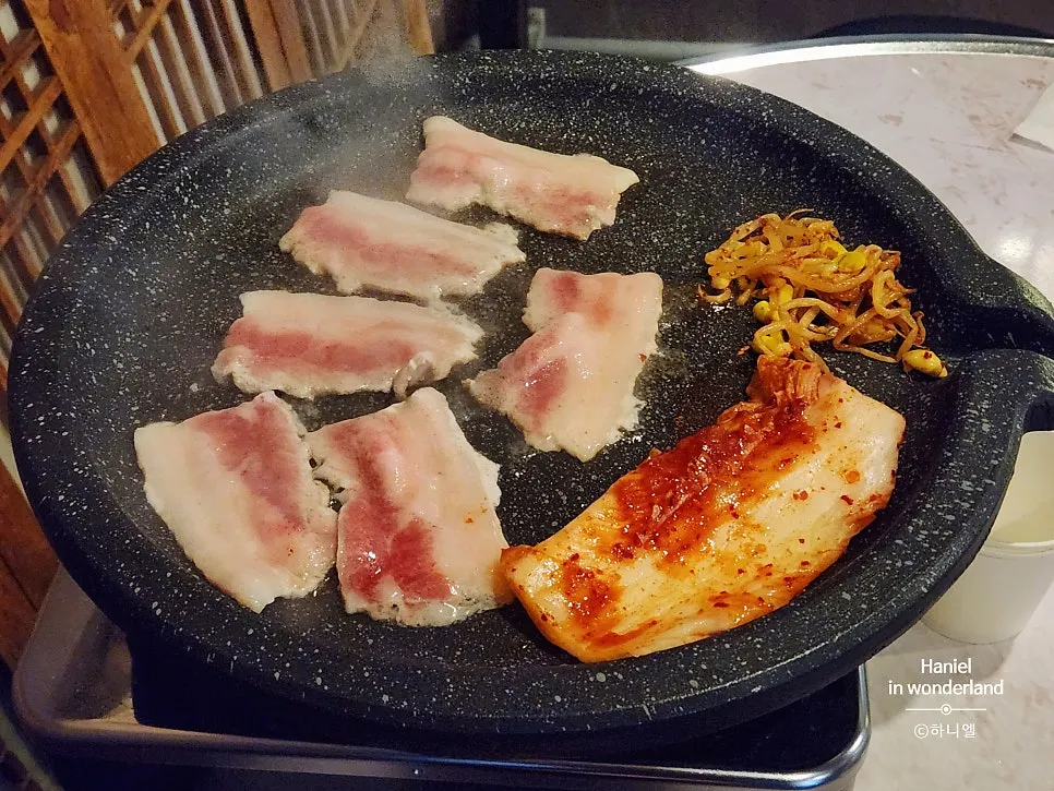 Table setting with 180g quick-frozen pork belly for two