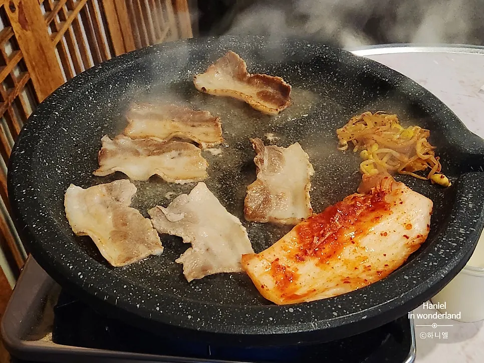 Grill plate with kimchi, seasoned bean sprouts, and bracken fern cooking together