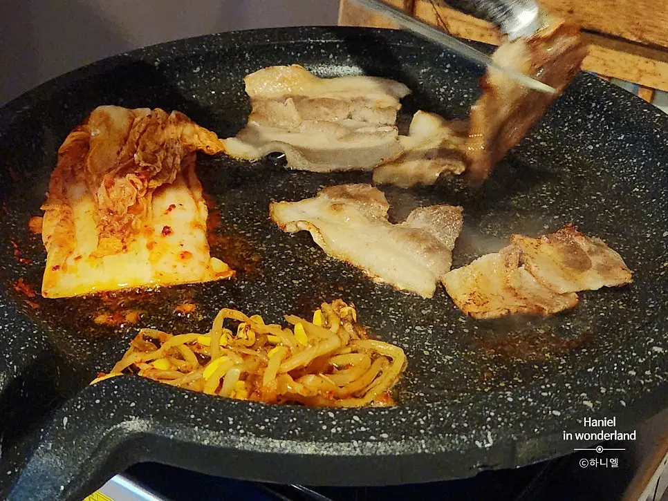 Golden-brown grilled quick-frozen pork belly at Chowon Restaurant