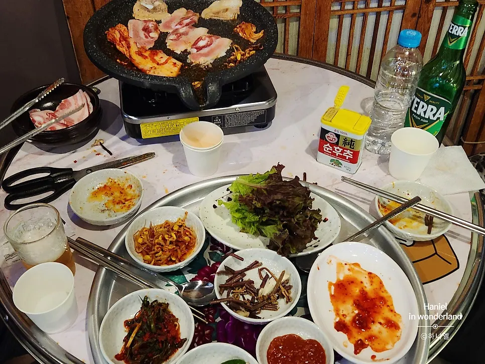 Meat grilled together with kimchi and side dishes