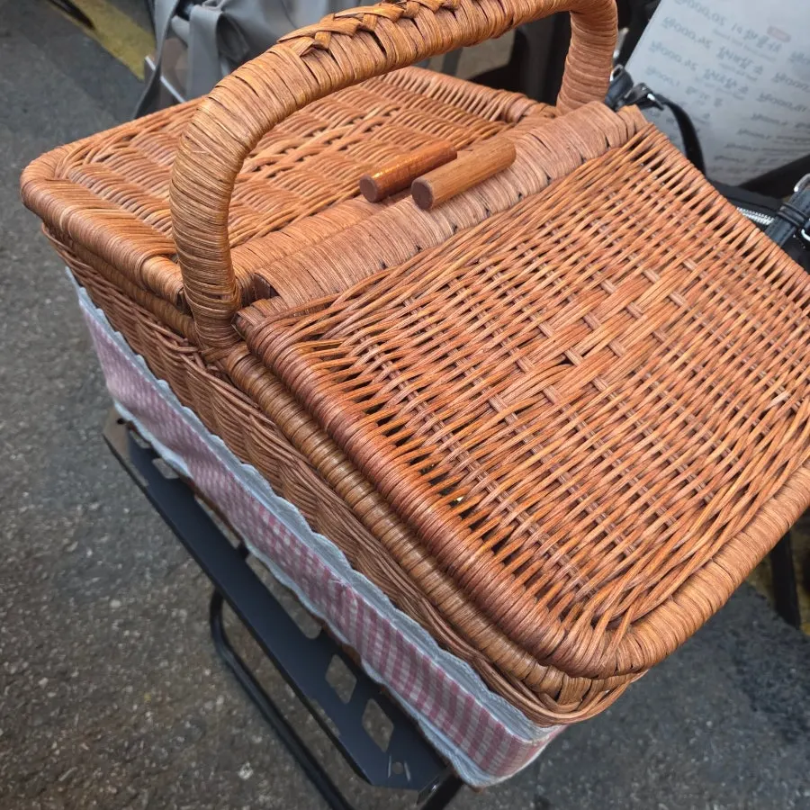 식기와 잔, 물티슈가 든 공용 바스켓