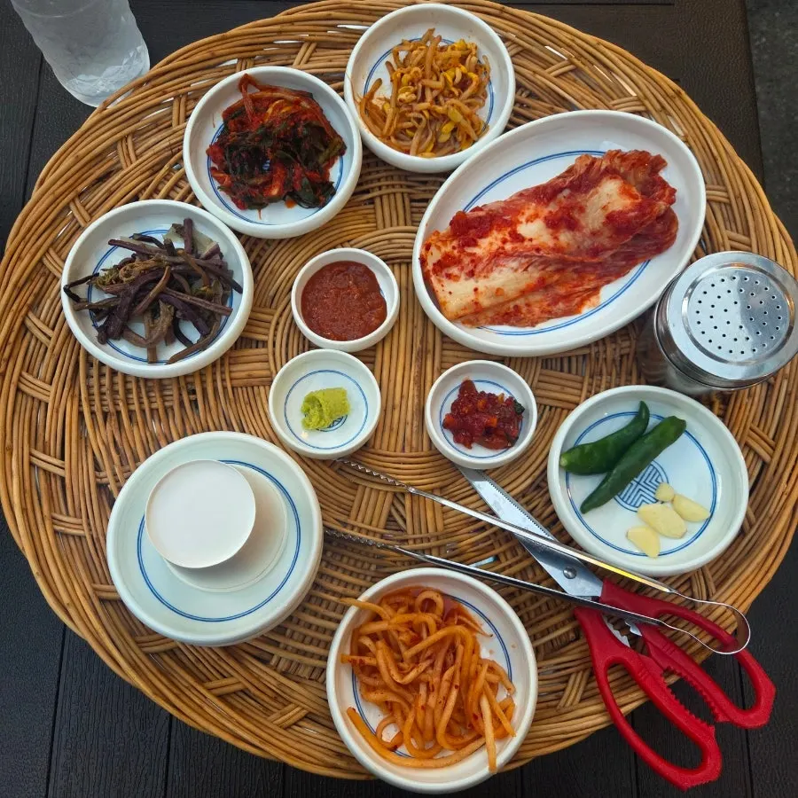 쟁반에 담겨 나온 기본찬과 맥주 한잔
