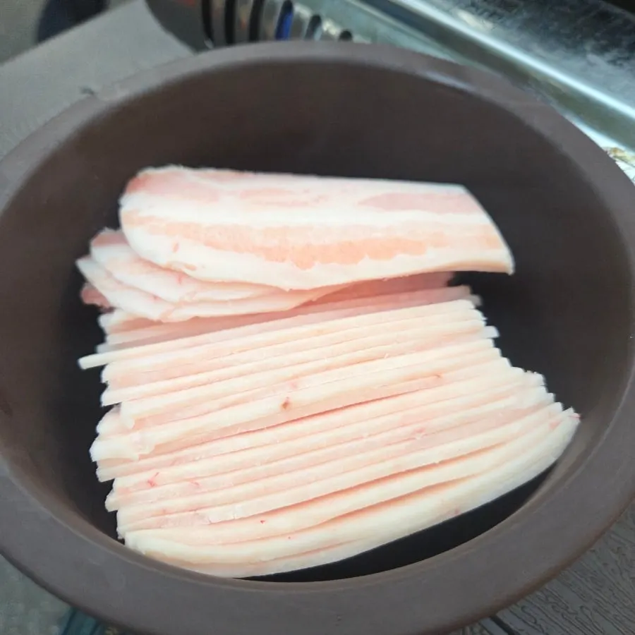 접시에 담긴 급냉 삼겹살 2인분