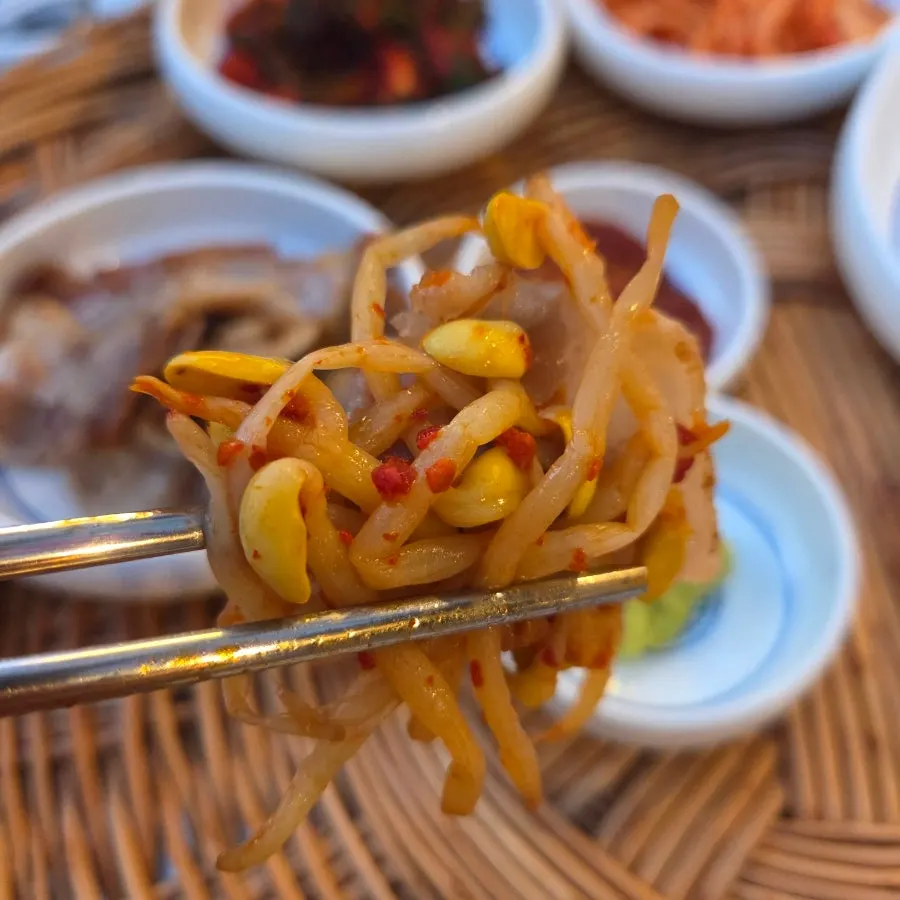 노릇하게 구워진 냉삼과 구운 김치