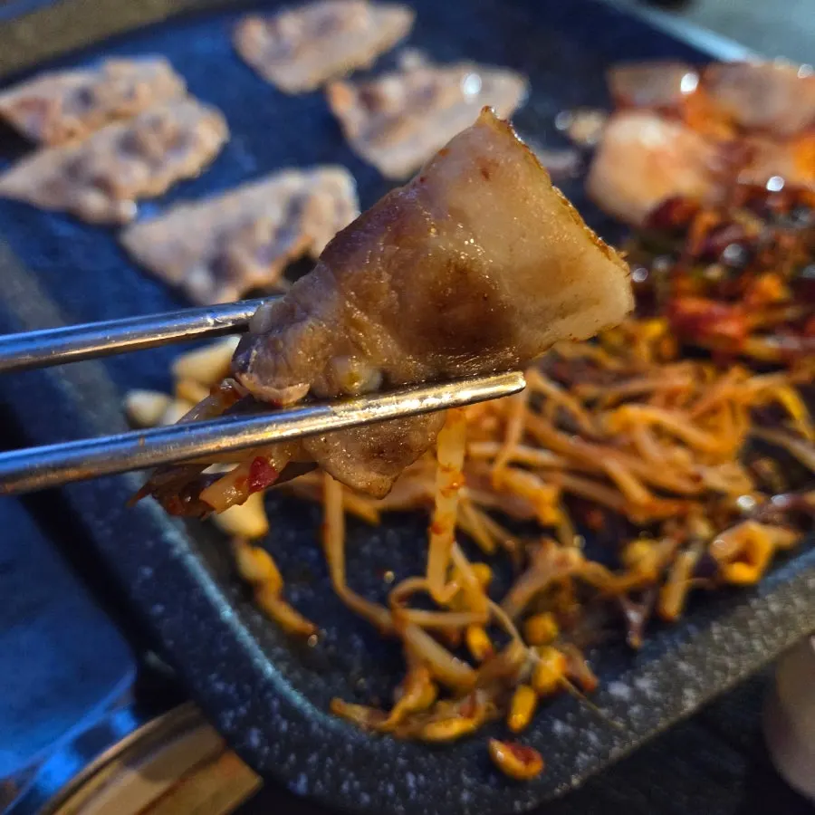 불판 위 냉삼과 셀프바 반찬 조합