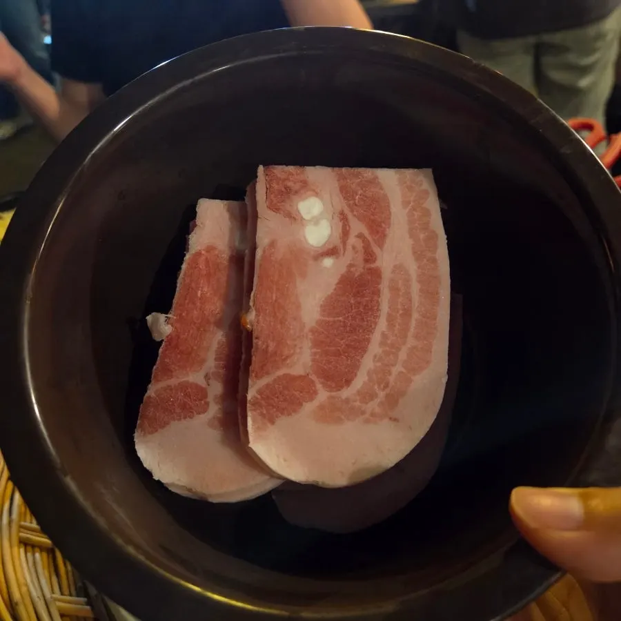 거의 다 익어 정리된 불판 위 냉삼