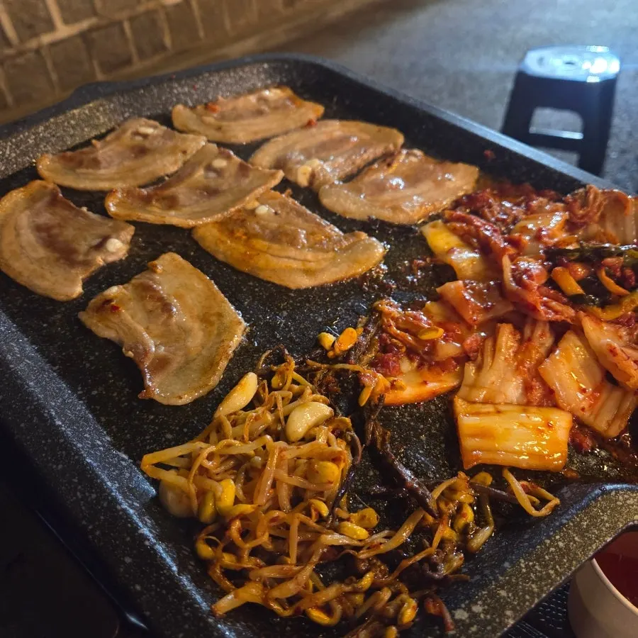 불판에서 육즙이 흐르는 추가 삼겹살