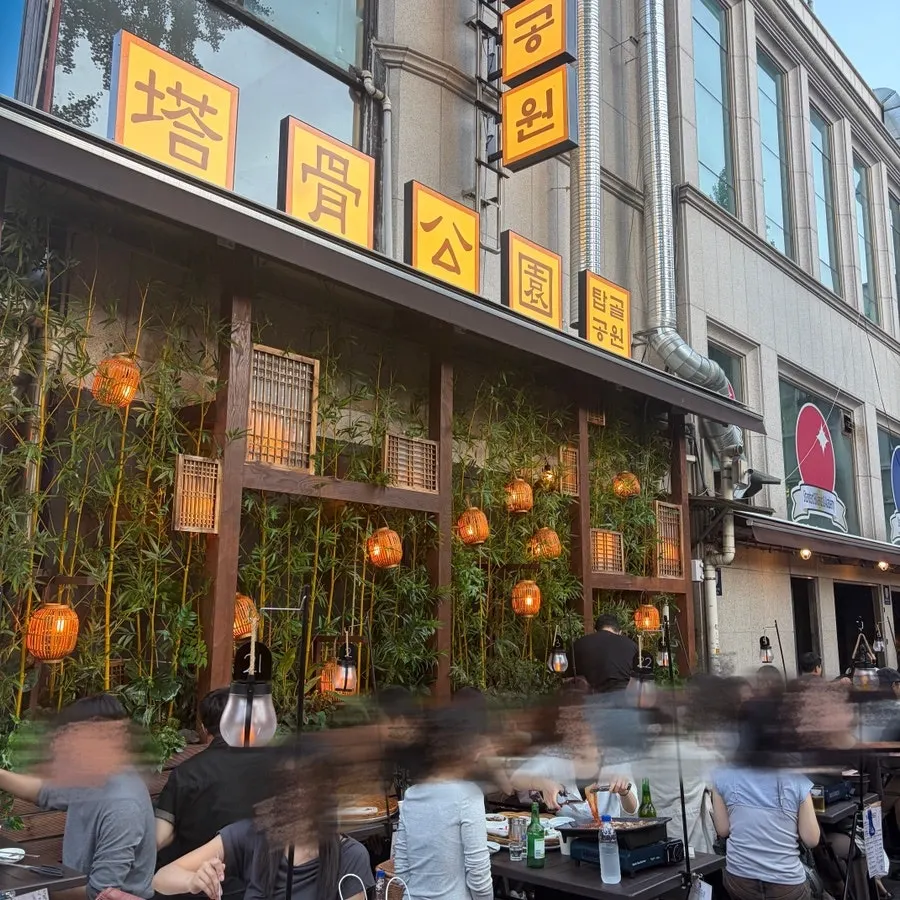 호롱불 조명이 달린 야장 자리