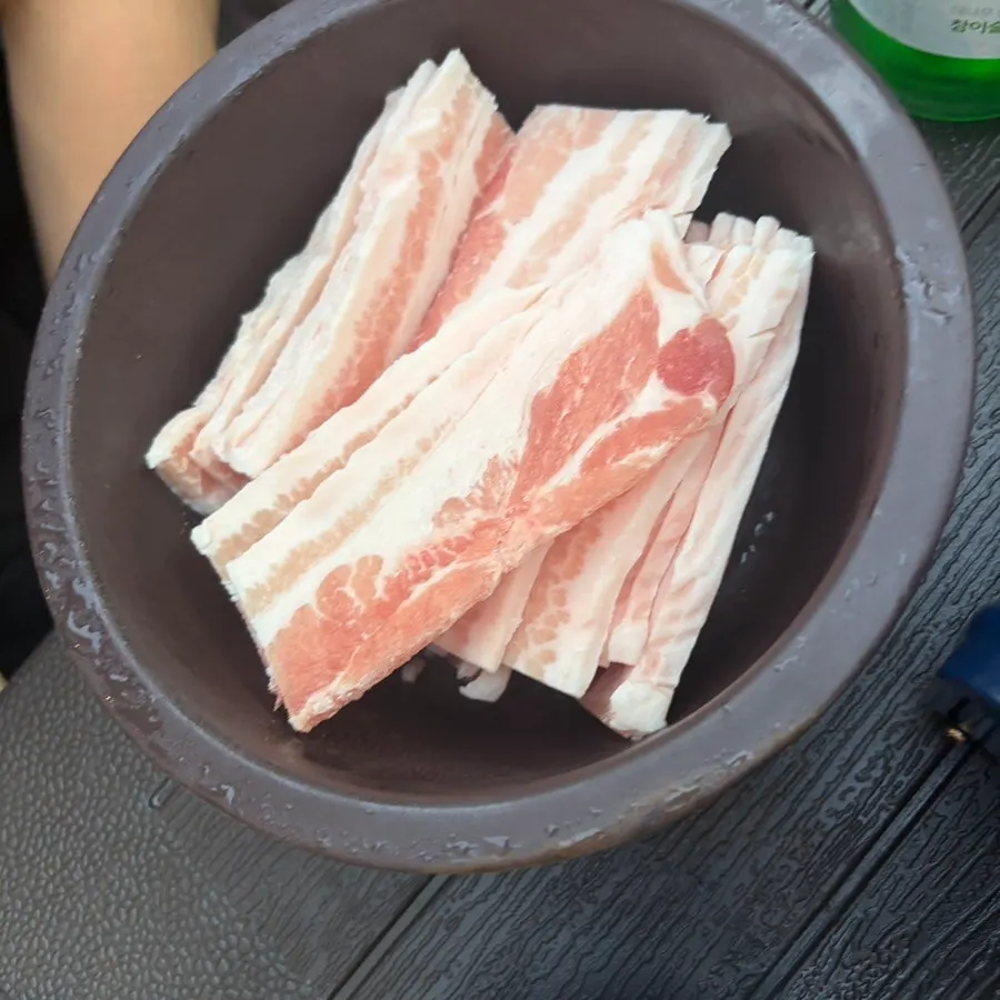 항아리에 담겨 나온 냉동삼겹살