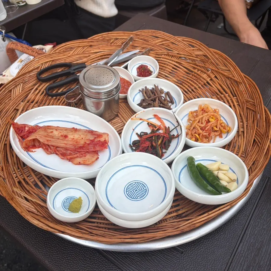 소쿠리 같은 그릇에 담긴 밑반찬