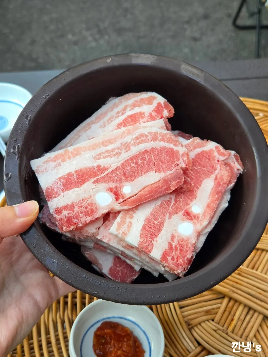 접시에 담겨 나온 급냉 삼겹살 2인분