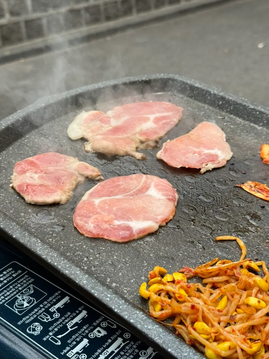 Grill with kimchi and bean sprouts cooking together