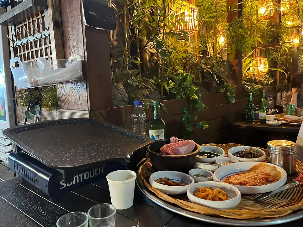 Table setting of ordered quick-frozen pork belly and soju