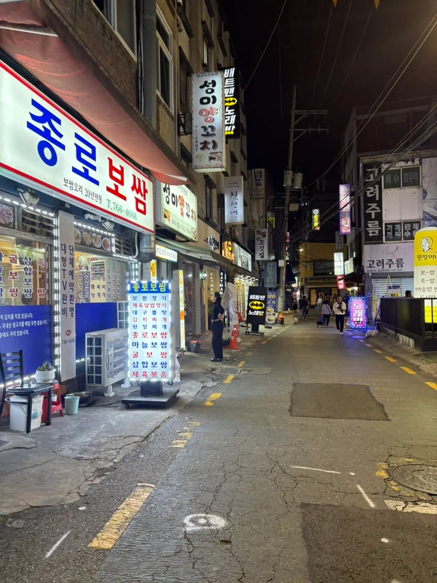 Nogari Superette exterior in the Jongno31ga-gil alley