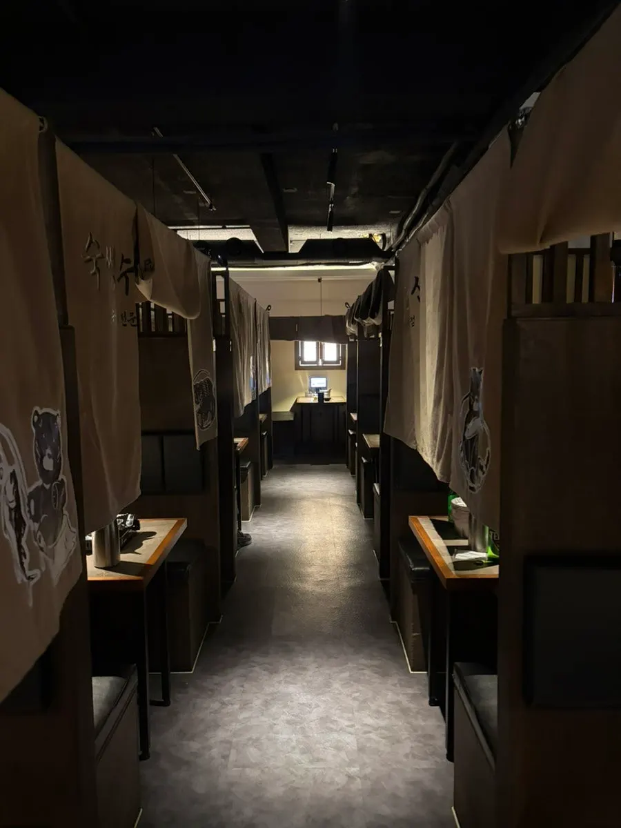 Interior of Suksseong Susan Jongno Main Branch divided like separate rooms