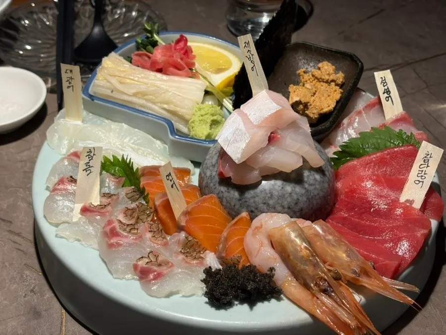 Aged sashimi combo plate with fish name labels