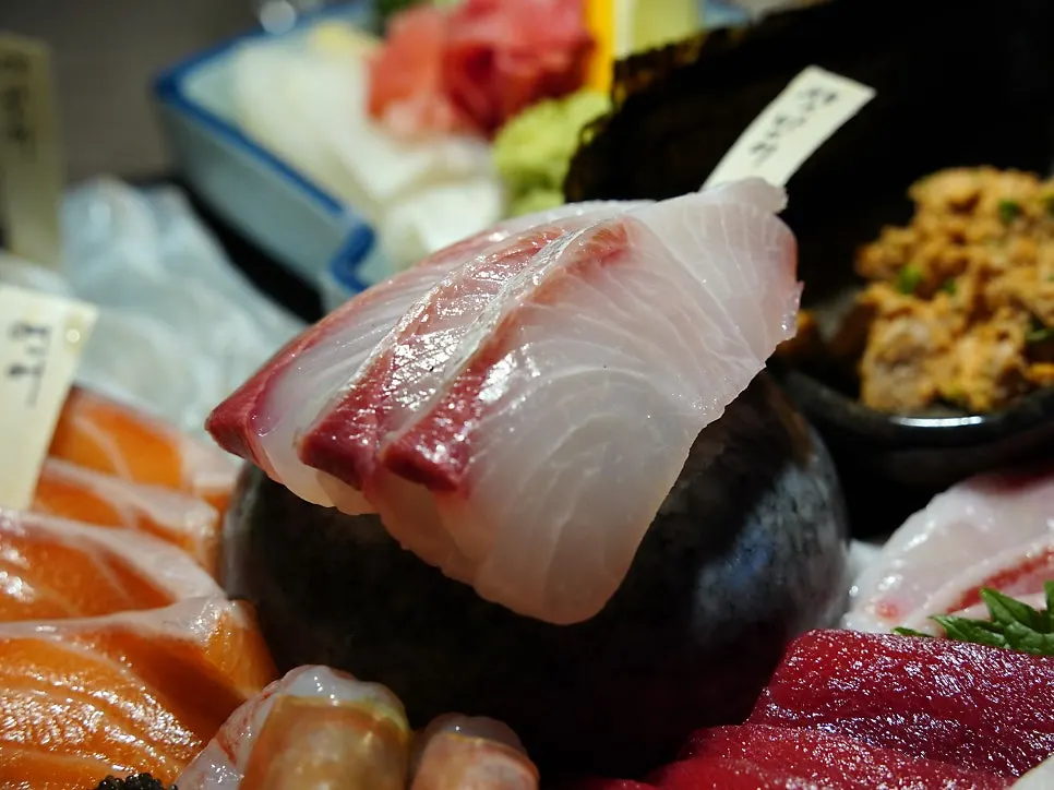 두툼하게 썰린 숙성회 접시