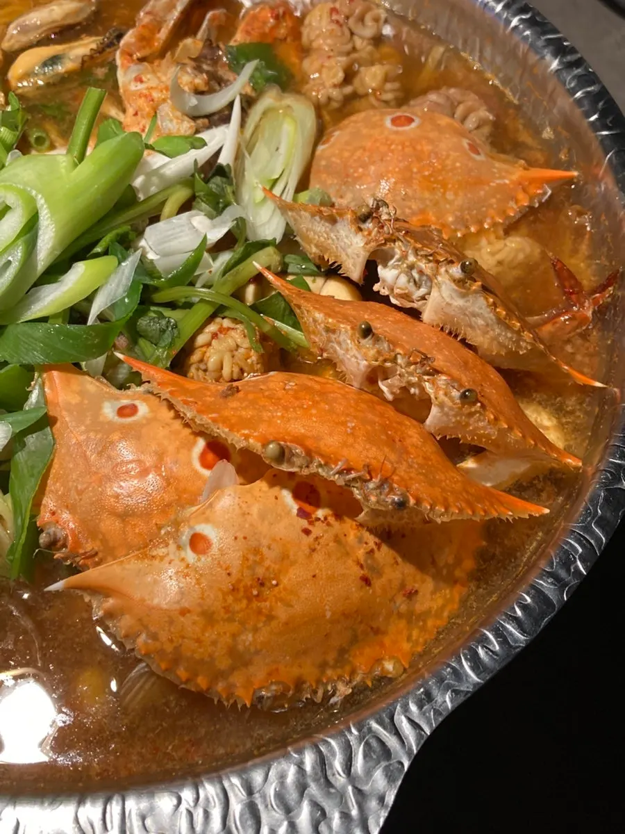 A pot of boiled crab roe stew
