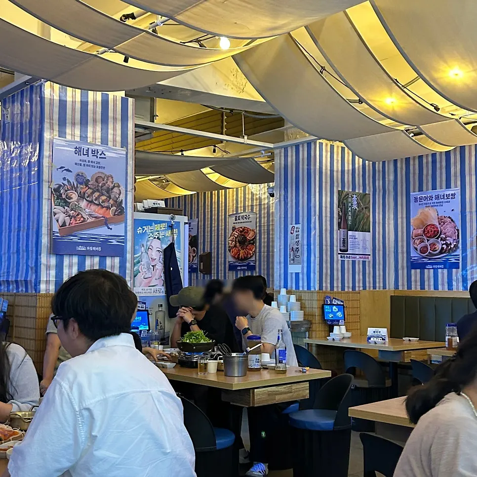 Nearly full dining room in the evening