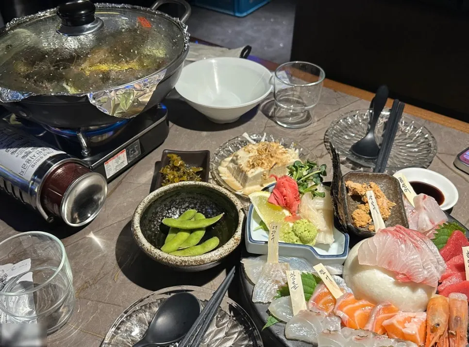 Green peas and tofu banchan served alongside sashimi