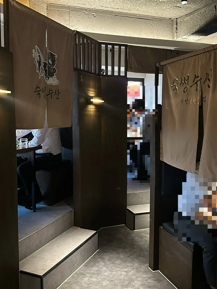 Interior partitioned seating at Suksseong Susan Jongno Main Branch