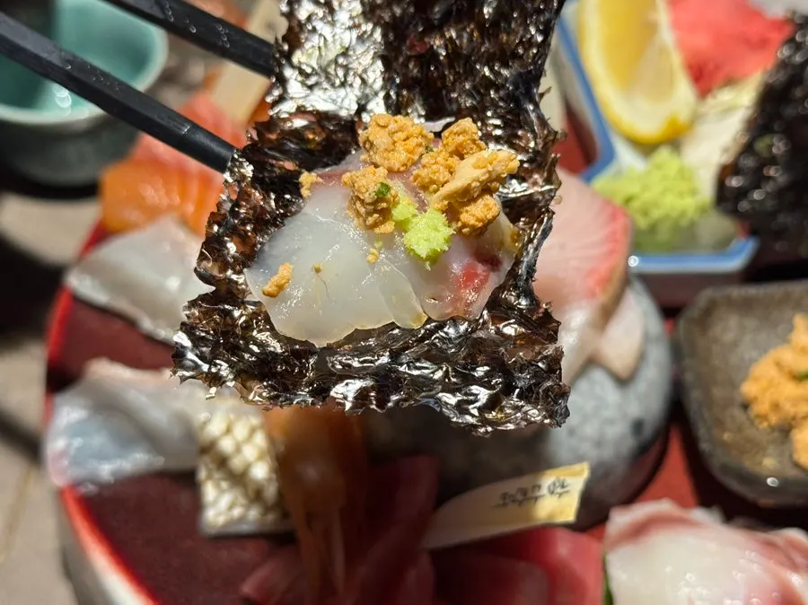カンパチにアンキモとわさびをのせた海苔包み