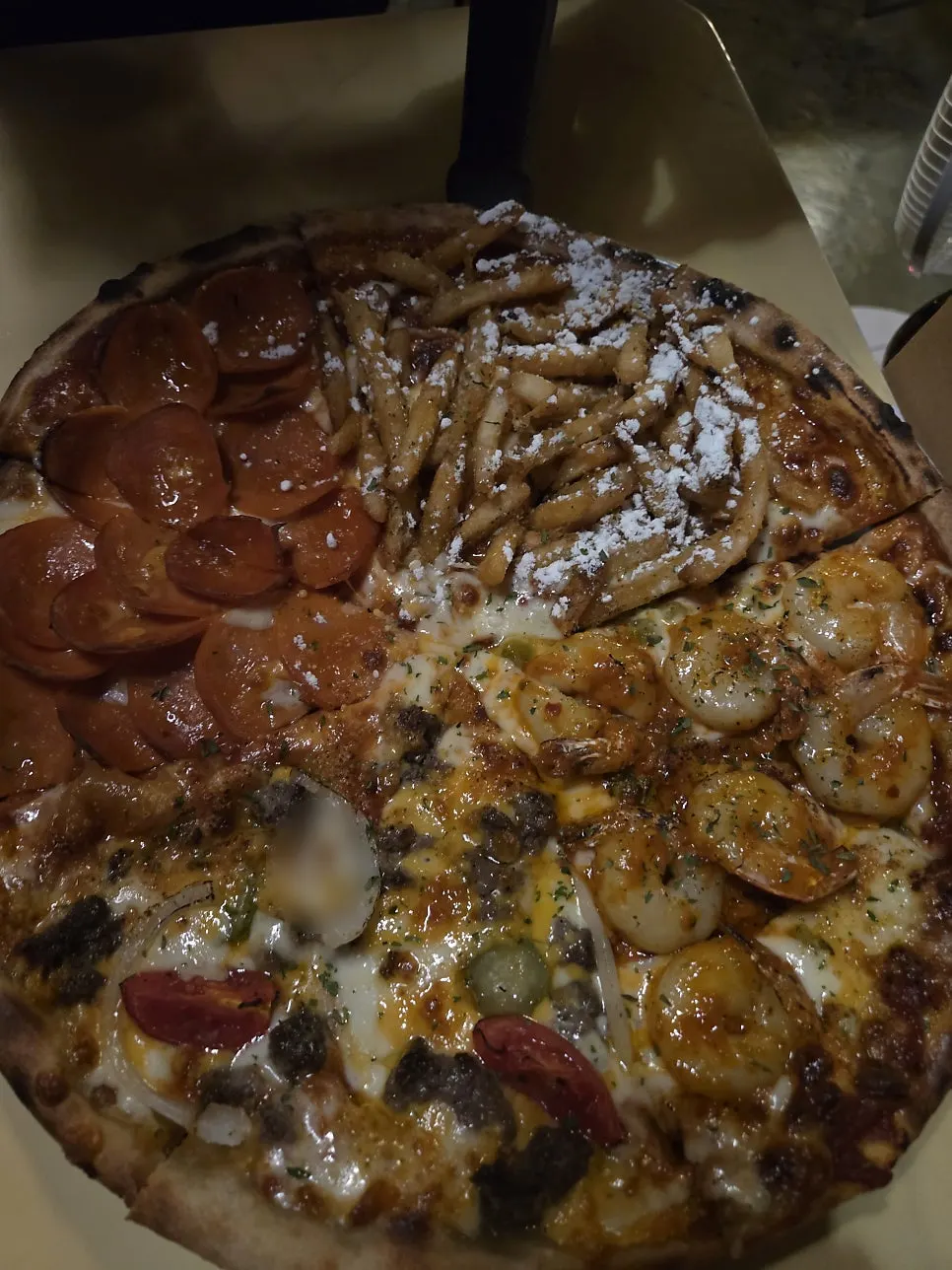 피자와 맥주를 함께 놓은 테이블