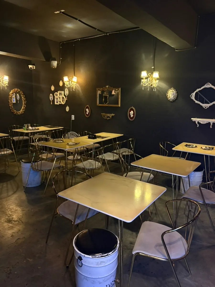 Basement corridor leading into Backstreet Pizza